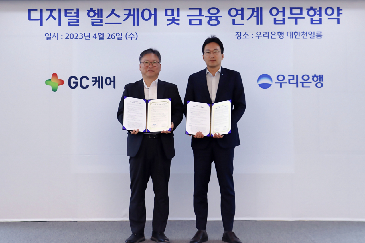 옥일진(오른쪽) 우리은행 디지털전략그룹장과 안효조(왼쪽) GC케어 대표가 업무협약을 체결하고 기념사진을 촬영하고 있다.[우리은행 제공]