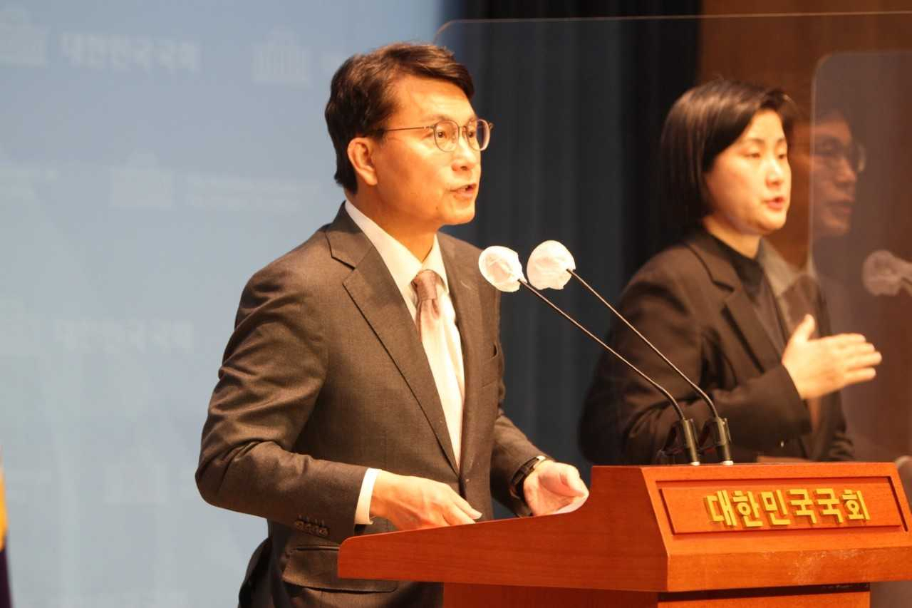 윤상현 국민의힘 의원이 26일 오후 국회 소통관에서 기자회견을 하고 있다. 윤 의원은 공공기금을 조성해 전세사기 문제를 해결해야 한다고 주장했다. 윤 의원은 전세사기가 다수 발생한 인천 미추홀구를 지역구로 두고 있다. [윤상현 의원실]