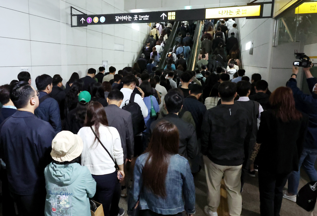 서울 지하철역 출구로 연결된 통로가 시민들로 가득 차 있다. [연합]