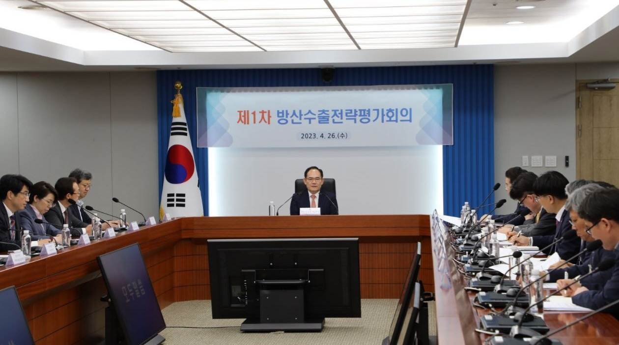 임종득 국가안보실 제2차장이 26일 서울 용산 대통령실 청사에서 제1차 방산수출전략평가회의를 주재하고 있다. [연합]