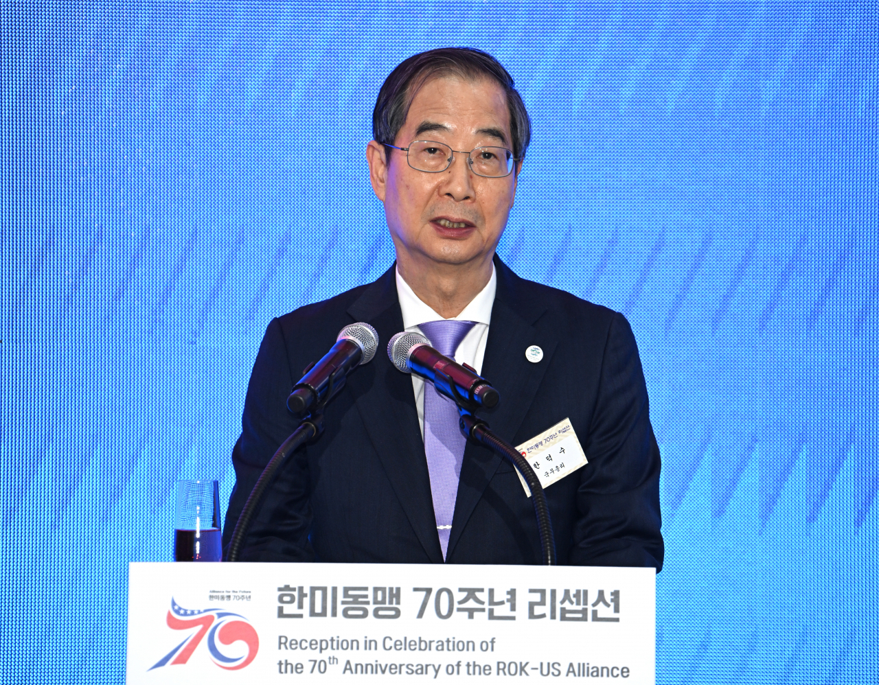한덕수 국무총리가 26일 국회 로텐더홀에서 열린 한미동맹 70주년 리셉션에서 건배사를 하고 있다. [연합]