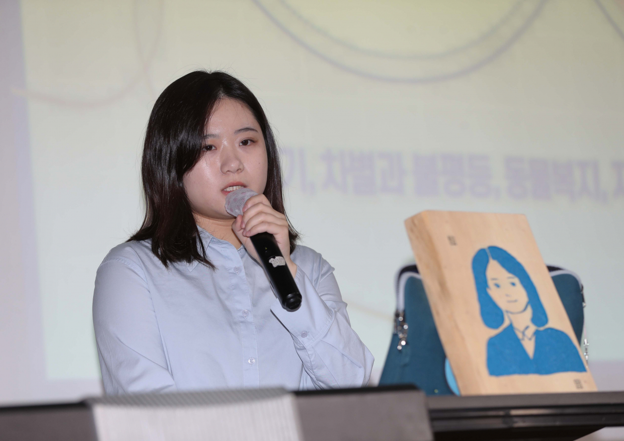 26일 오후 강원 한림대학교 미디어스쿨강당에서 박지현 전 민주당공동비대위원장이 '대한민국에 청년정치란 있는가: 순번 기다리기와 들이받기'를 주제로 강연하고 있다. [연합]