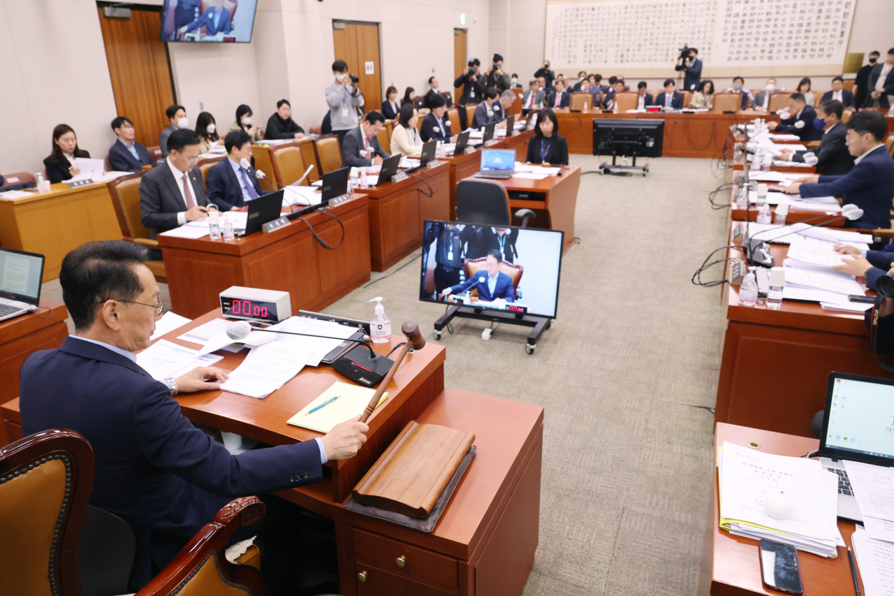 26일 오후 국회에서 열린 법제사법위원회 전체회의에서 김도읍 위원장이 회의를 주재하고 있다. [연합]
