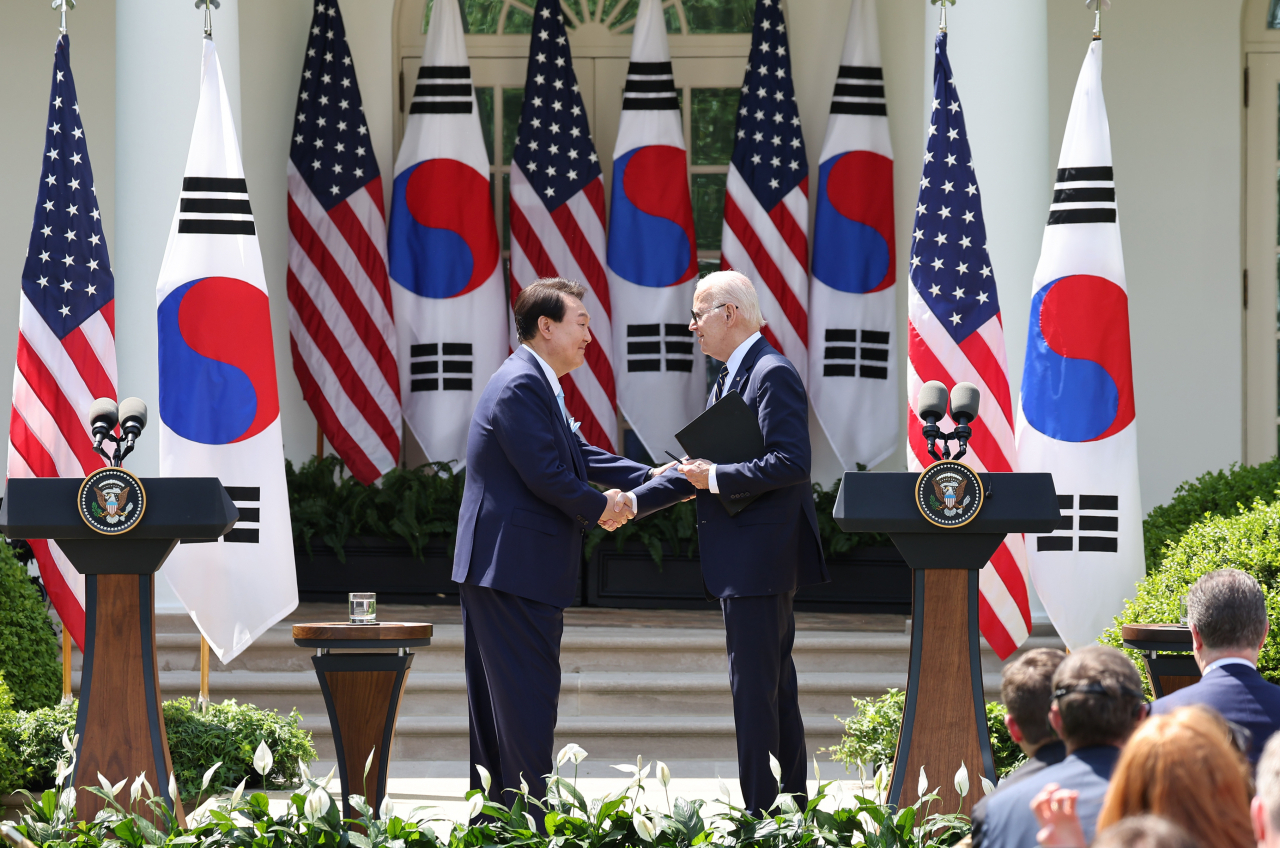 미국을 국빈 방문한 윤석열 대통령과 조 바이든 미국 대통령이 26일(현지시간) 워싱턴DC 백악관 로즈가든에서 열린 공동 기자회견에서 악수하고 있다. [연합]