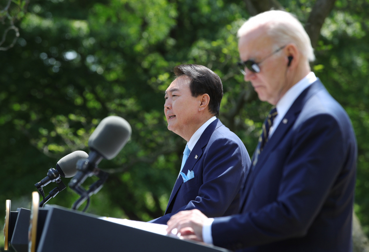 미국을 국빈 방문한 윤석열 대통령과 조 바이든 미국 대통령이 26일(현지시간) 워싱턴DC 백악관 로즈가든에서 공동 기자회견을 하고 있다. [연합]