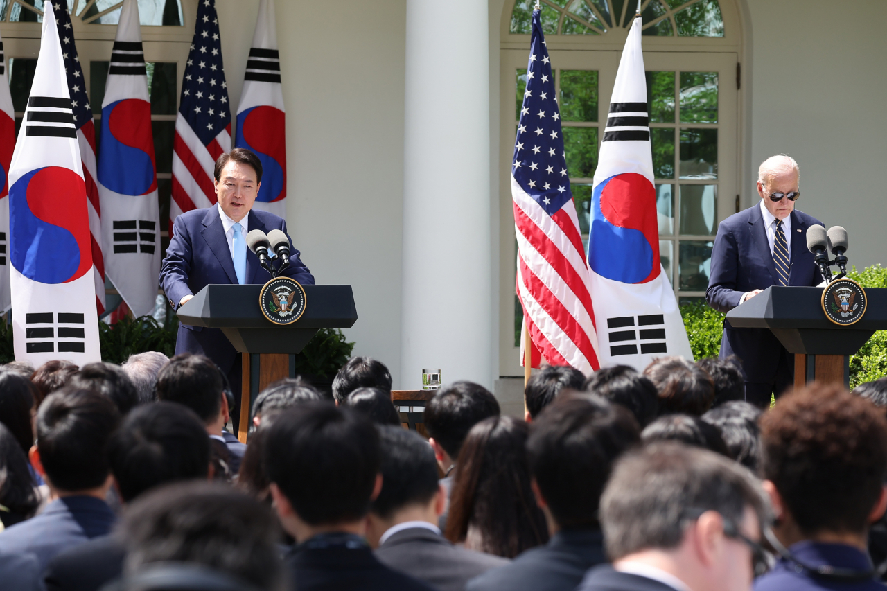 미국을 국빈 방문한 윤석열 대통령과 조 바이든 미국 대통령이 지난달 26일(현지시간) 워싱턴DC 백악관 로즈가든에서 공동 기자회견을 하고 있다. [연합]