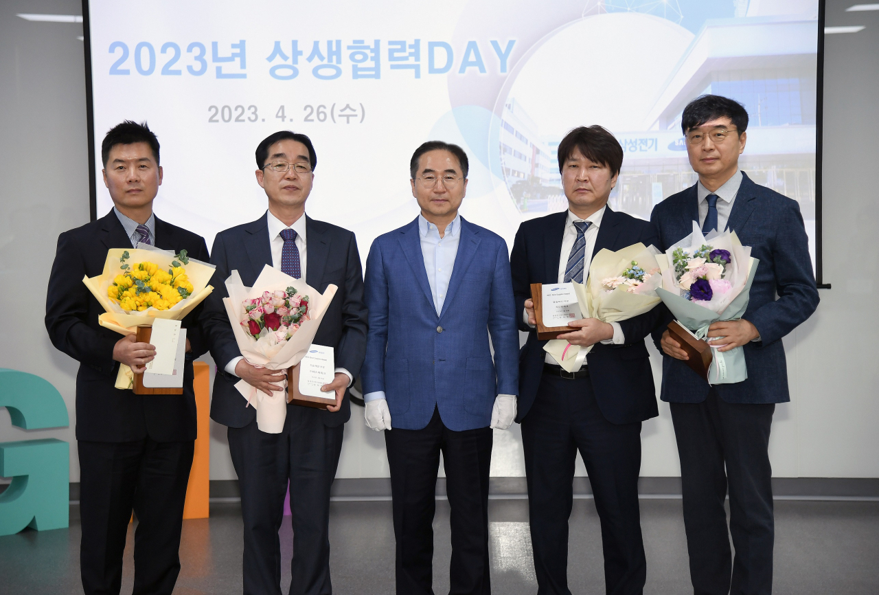 장덕현(오른쪽 세번째) 삼성전기 사장이 상생협력데이에서 기념사진을 촬영하고 있다. [삼성전기 제공]