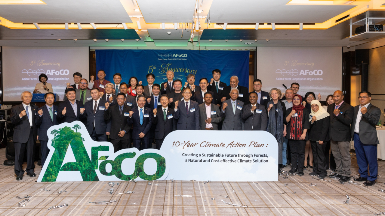 아시아산림협력기구(AFoCO) 설립 5주년 기념식(앞 줄 7번째 남성현산림청장, 8번째 박종호 아포코 사무총장).
