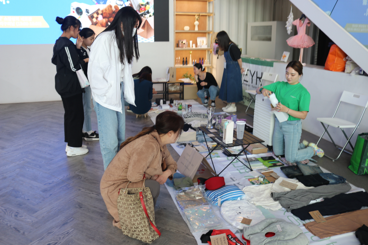 기후변화청년단체GEYK(긱)이 지난 22일 창립 9주년과 제 53회 지구의날을 맞아 개최한 ‘NG(Next Generation, 다음 세대)동묘 플리마켓:우리는 기후위기를 거스르지’ 행사에서 열린 돗자리 벼룩시장 [긱 제공]