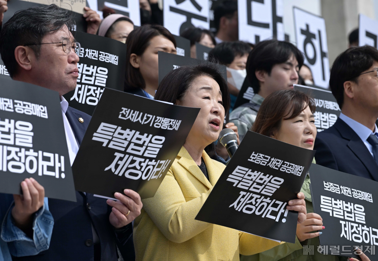 전세사기·깡통전세 피해자 전국대책위와 시민사회대책위가 26일 국회 앞에서 특별법 제정 촉구 기자회견을 하고 있다. 이상섭 기자