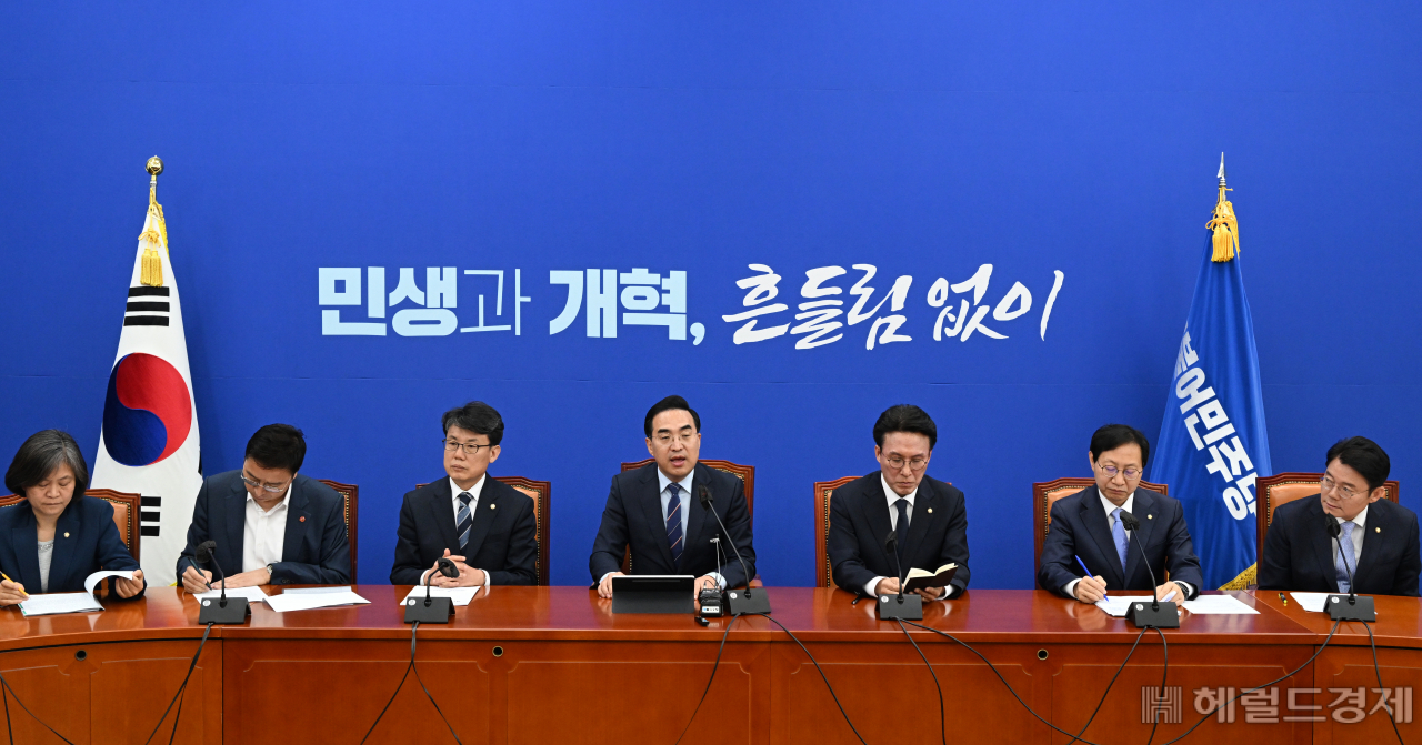 더불어민주당 정책조정회의가 27일 서울 영등포구 여의도 국회의사당에서 열리고 있다. 임세준 기자