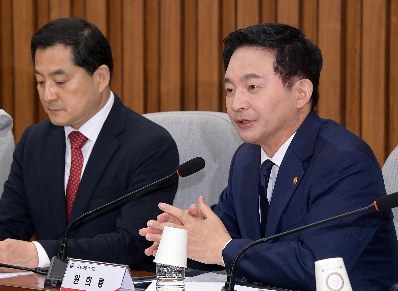 박대출 국민의힘 정책위 의장(왼쪽)과 원희룡 국토부 장관이 20일 서울 영등포구 여의도 국회의사당 본청에서 열린 전세사기 근절 및 피해지원 관련 당정협의회에 참석해 발언하고 있다. 임세준 기자