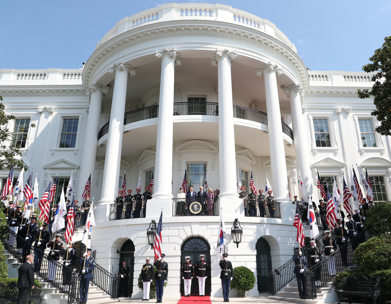 미국을 국빈 방문한 윤석열 대통령 부부와 조 바이든 미국 대통령 부부가 26일(현지시간) 워싱턴DC 백악관 사우스론에서 열린 공식 환영식이 끝난 뒤 발코니에 올라 인파를 바라보고 있다. [연합]