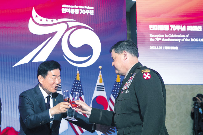 김진표 국회의장과 윌러드 벌러슨 미8군 사령관이 26일 국회 로텐더 홀에서 열린 한미동맹 70주년 기념 리셉션에서 건배하고 있다. 임세준 기자