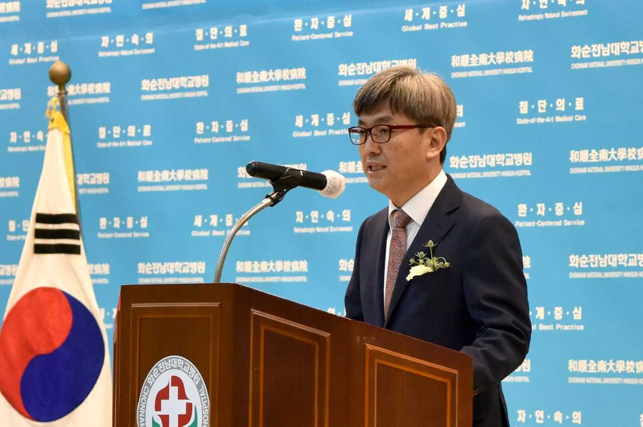 정용연 화순전남대병원장이 26일 병원 대강당에서 열린 개원 19주년 기념식에서 기념사를 하고 있다.