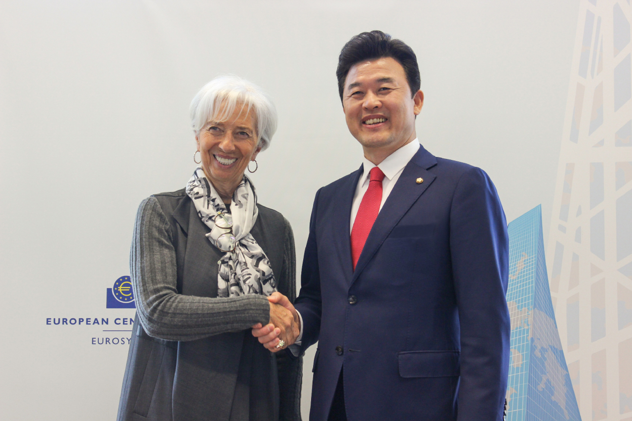 윤영석 국회 기획재정위원회 위원장(오른쪽)과 라가르드 유럽중앙은행(ECB) 총재가 지난 26일 독일 프랑크푸르트에서 만나 악수하고 있다. [국회 기획재정위원회]