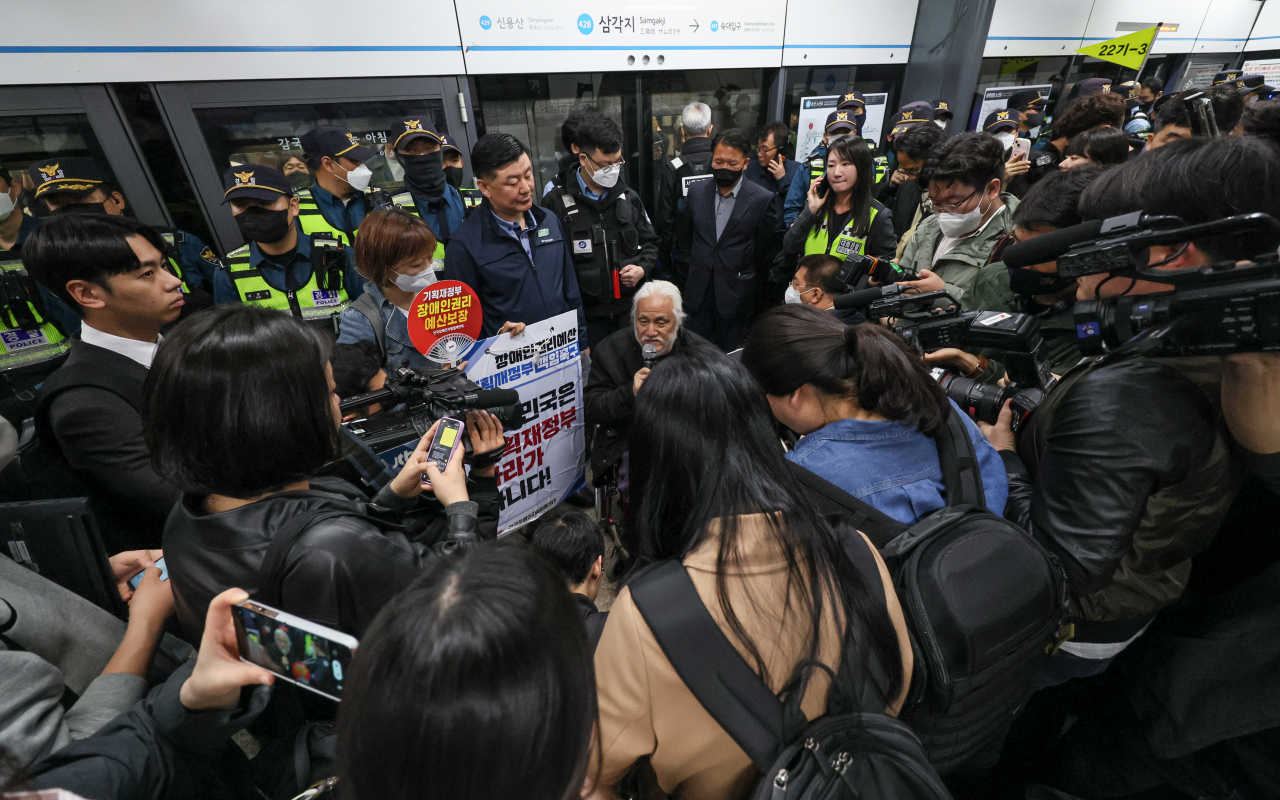 지난 20일 전국장애인차별철폐연대(전장연) 등 장애인 단체 회원들이 서울 삼각지역에서 장애인권리예산 보장 등을 요구하며 시위를 벌이고 있다. [연합]