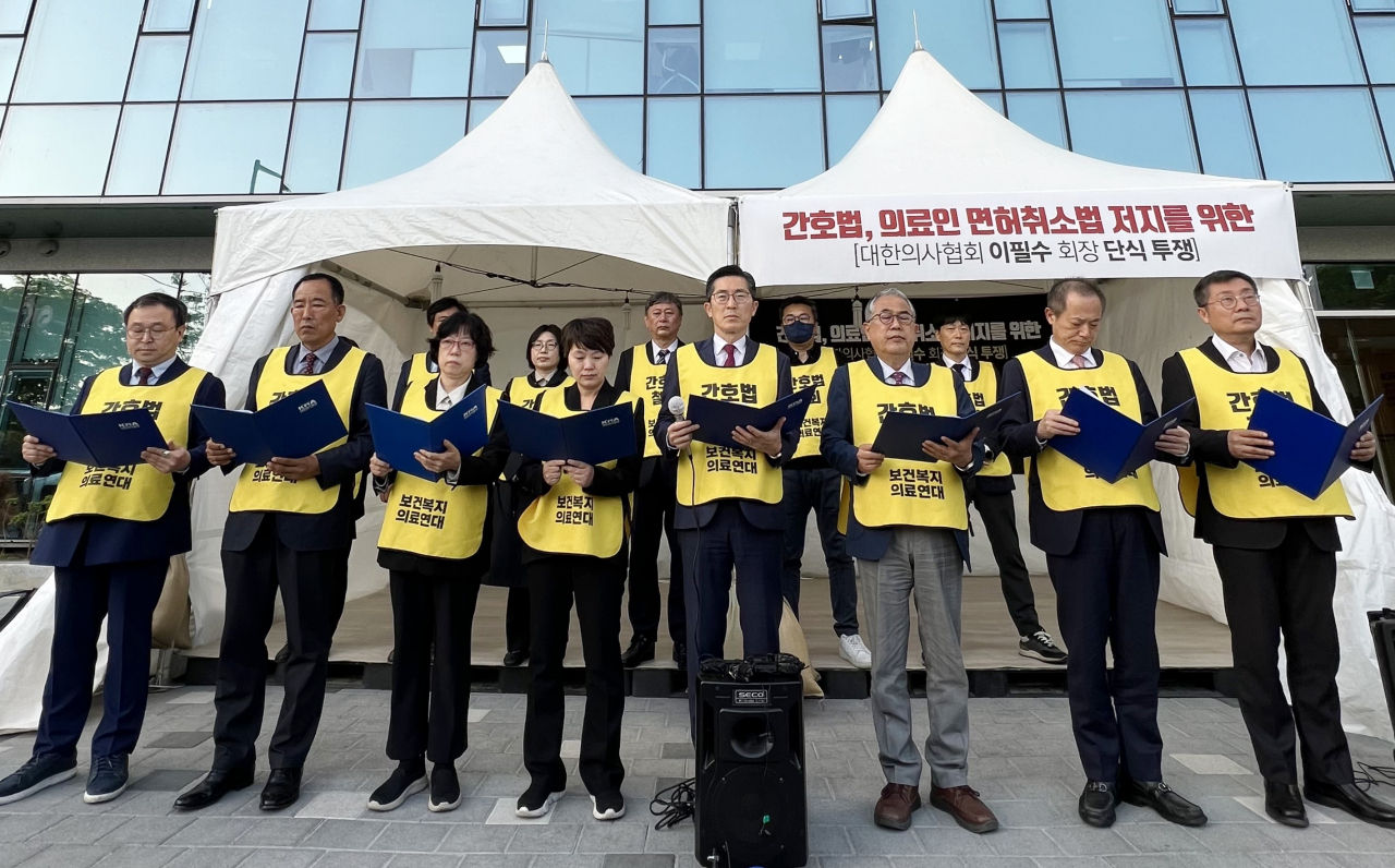 대한의사협회와 대한간호조무사협회 등 13개 보건의료단체가 구성한 '보건복지의료연대' 관계자들이 27일 오후 서울 용산구 대한의사협회 앞에서 국회 본회의 간호법 통과 뒤 입장을 밝히고 있다. [연합]