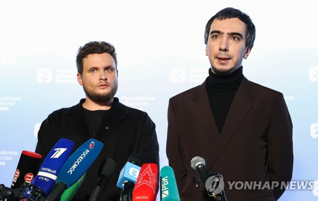 각국 정상들을 속여 통화하는 러시아 코미디언 알렉세이 스톨랴로프와 블라디미르 쿠즈네초프. [타스 연합뉴스 자료사진]