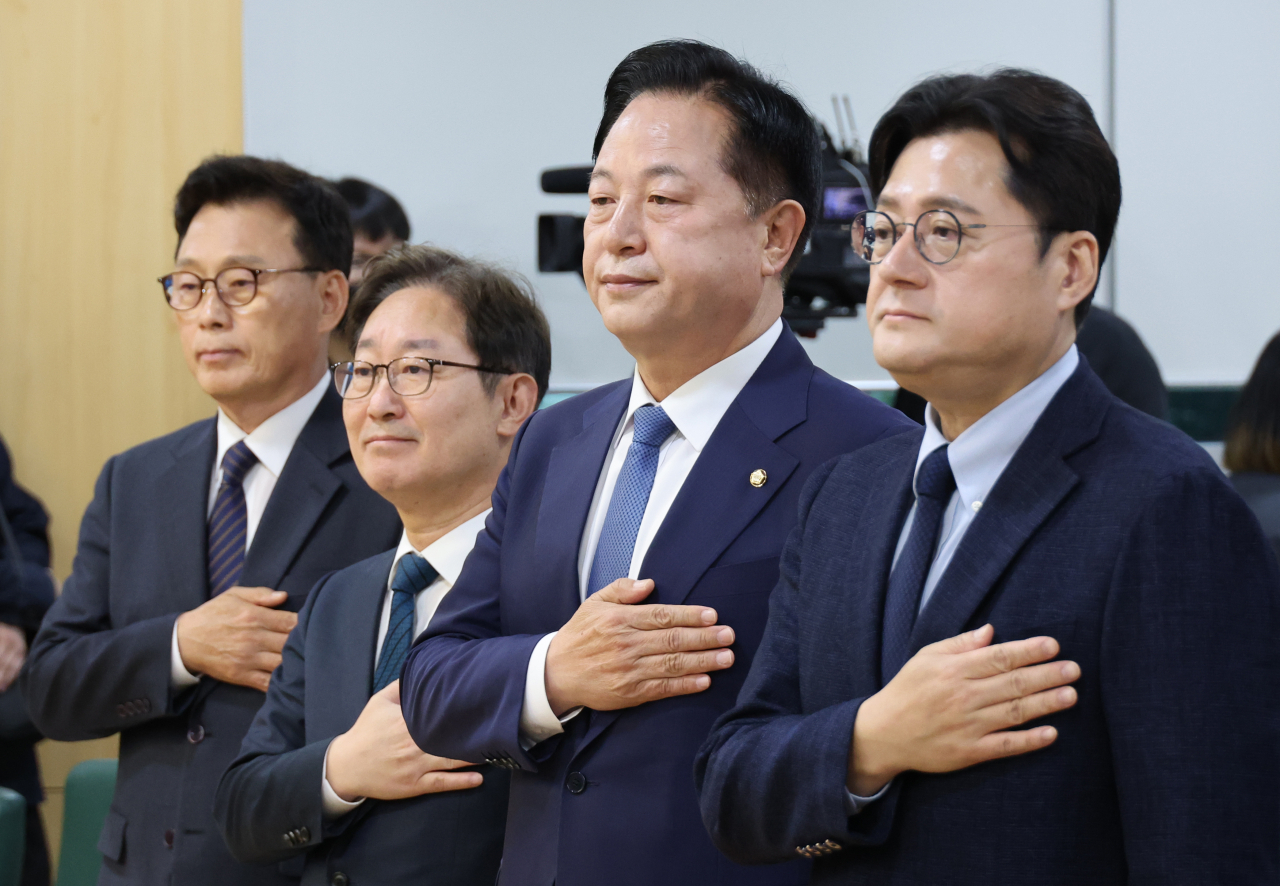 25일 국회에서 열린 더불어민주당 원내대표 후보자 합동 토론회에서 후보들이 국민의례를 하고 있다. 오른쪽부터 홍익표, 김두관, 박범계, 박광온 후보. [연합]