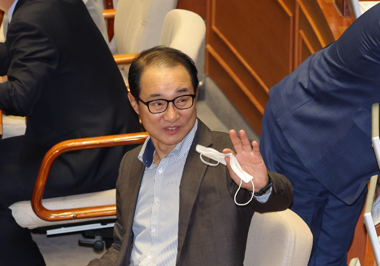 27일 국회 본회의에서 이성만 의원이 인사하고 있다. [연합]