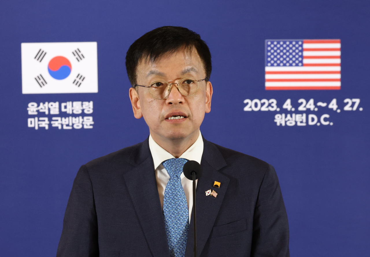 윤석열 대통령의 미국 국빈 방문 이틀째인 25일(현지시간) 워싱턴DC 한국기자단 프레스센터에서 최상목 경제수석이 투자 유치 성과에 관해 브리핑하고 있다. [연합]