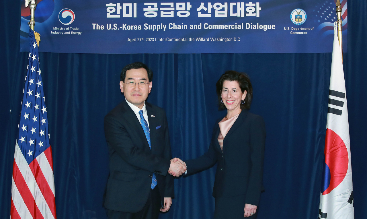 이창양 산업통상자원부 장관이 27일(현지시간) 미국 워싱턴 D.C. 윌라드호텔에서 열린 '한미 공급망 산업대화'에 참석해 지나 러몬드(Gina Raimondo) 미국 에너지부 장관과 악수하고 있다. [산업통상자원부 제공]