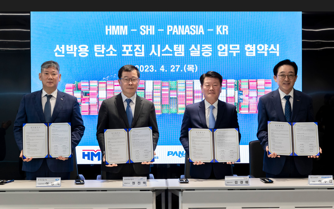 이영석(왼쪽부터) 한국선급 사업본부장, 정진택 삼성중공업 사장, 김경배 HMM 사장, 이수태 파나시아 회장 등이 선박용 탄소포집 시스템 실증업무 협약 체결 후 기념사진을 찍고 있다. [삼성중공업 제공]