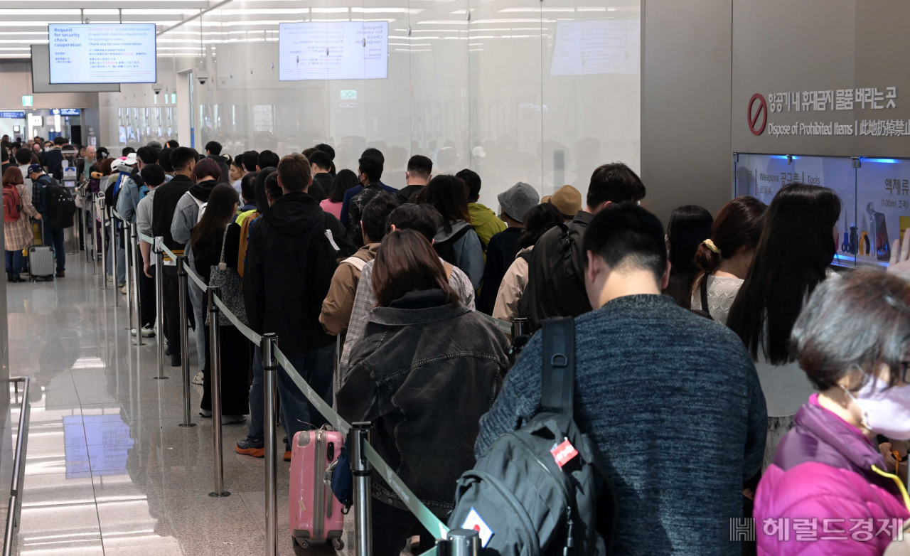 황금연휴를 앞둔 28일 오전 인천국제공항 제1여객터미널 출국장이 여행객들로 붐비고 있다. 인천공항=이상섭 기자
