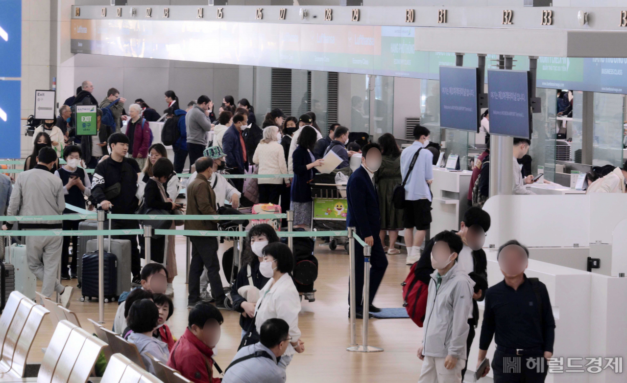 황금연휴를 앞둔 28일 오전 인천국제공항 제1여객터미널 출국장이 여행객들로 붐비고 있다. 인천공항=이상섭 기자