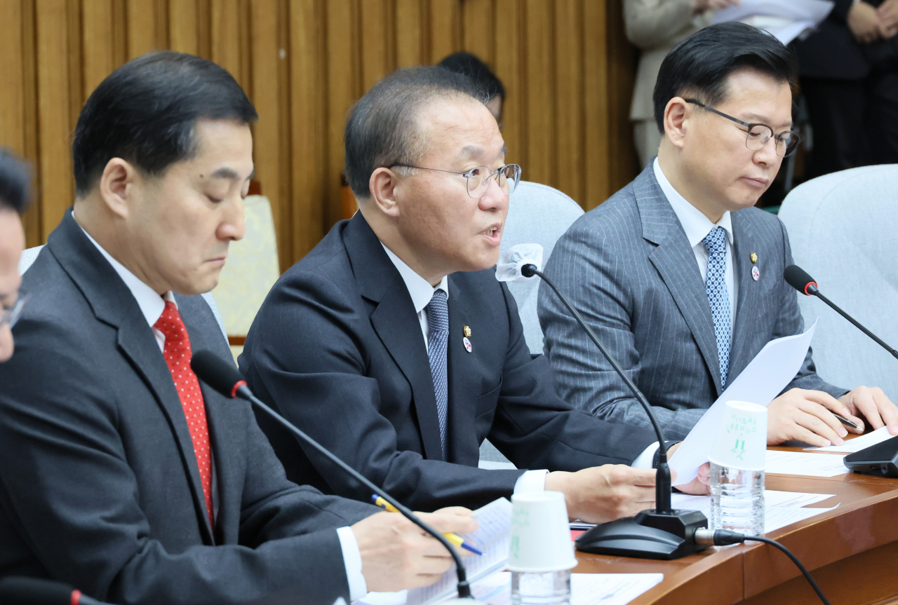 윤재옥 국민의힘 원내대표가 28일 오전 국회에서 열린 원내대책회의에서 발언하고 있다. [연합]