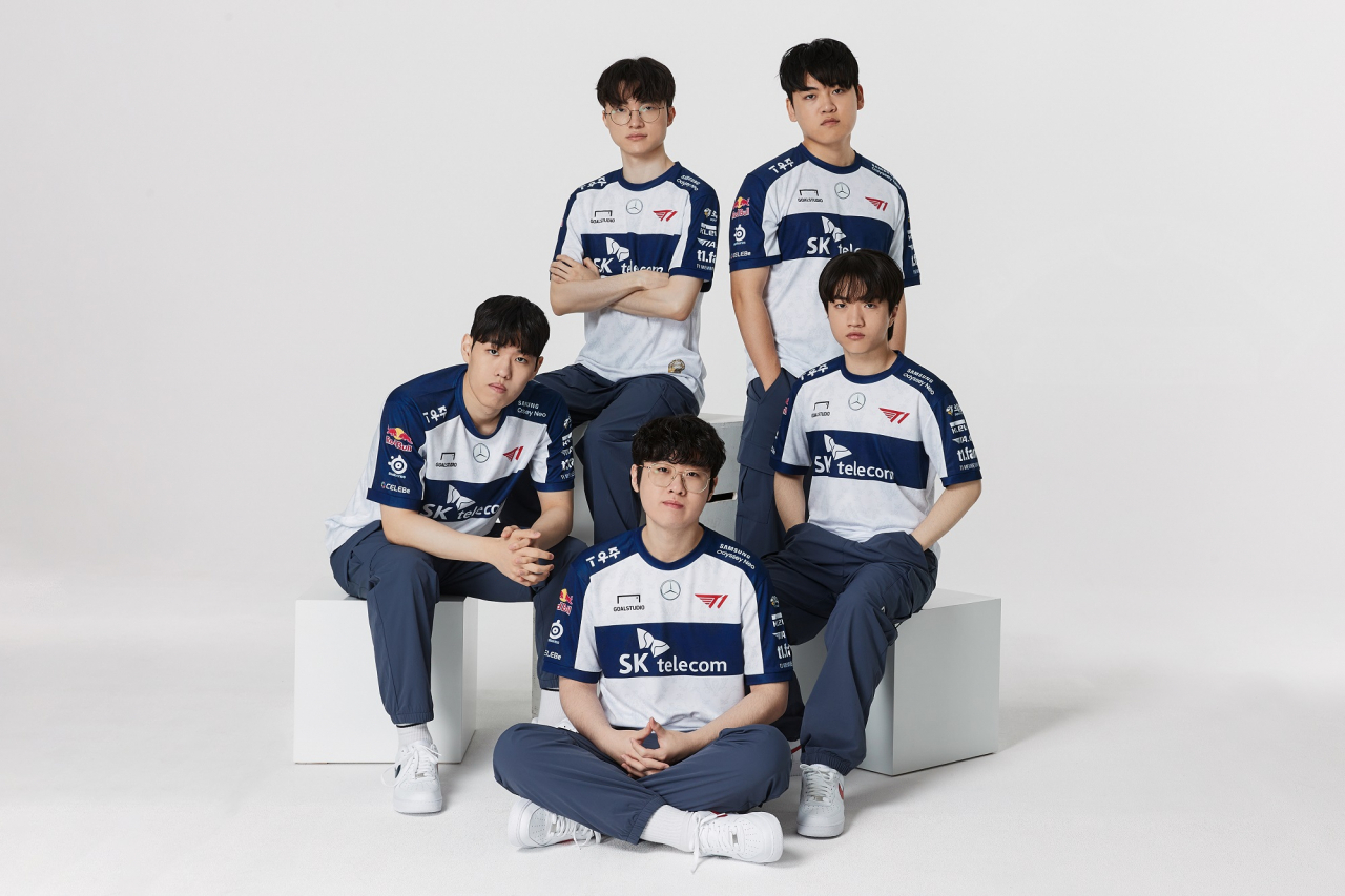 '페이커' 이상혁과 SK T1 리그오브레전드 선수단이 메르세데스-벤츠 엠블럼이 박힌 유니폼을 착용하고 있는 모습. [메르세데스-벤츠 제공]