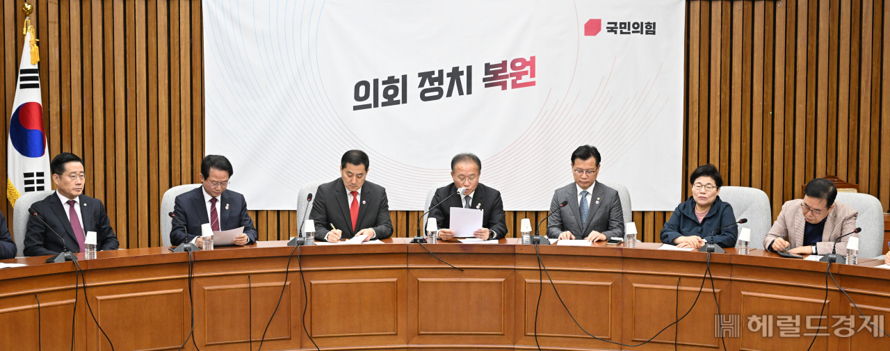 윤재옥(가운데) 국민의힘 원내대표가 28일 서울 영등포구 여의도 국회의사당 본청에서 열린 국민의힘 원내대책회의에 참석해 발언하고 있다. 임세준 기자