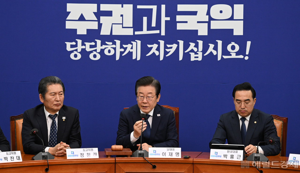 이재명 더불어민주당 당대표가 28일 서울 영등포구 여의도 국회의사당 본청에서 열린 더불어민주당 최고위원회의에 참석해 발언하고 있다. 임세준 기자