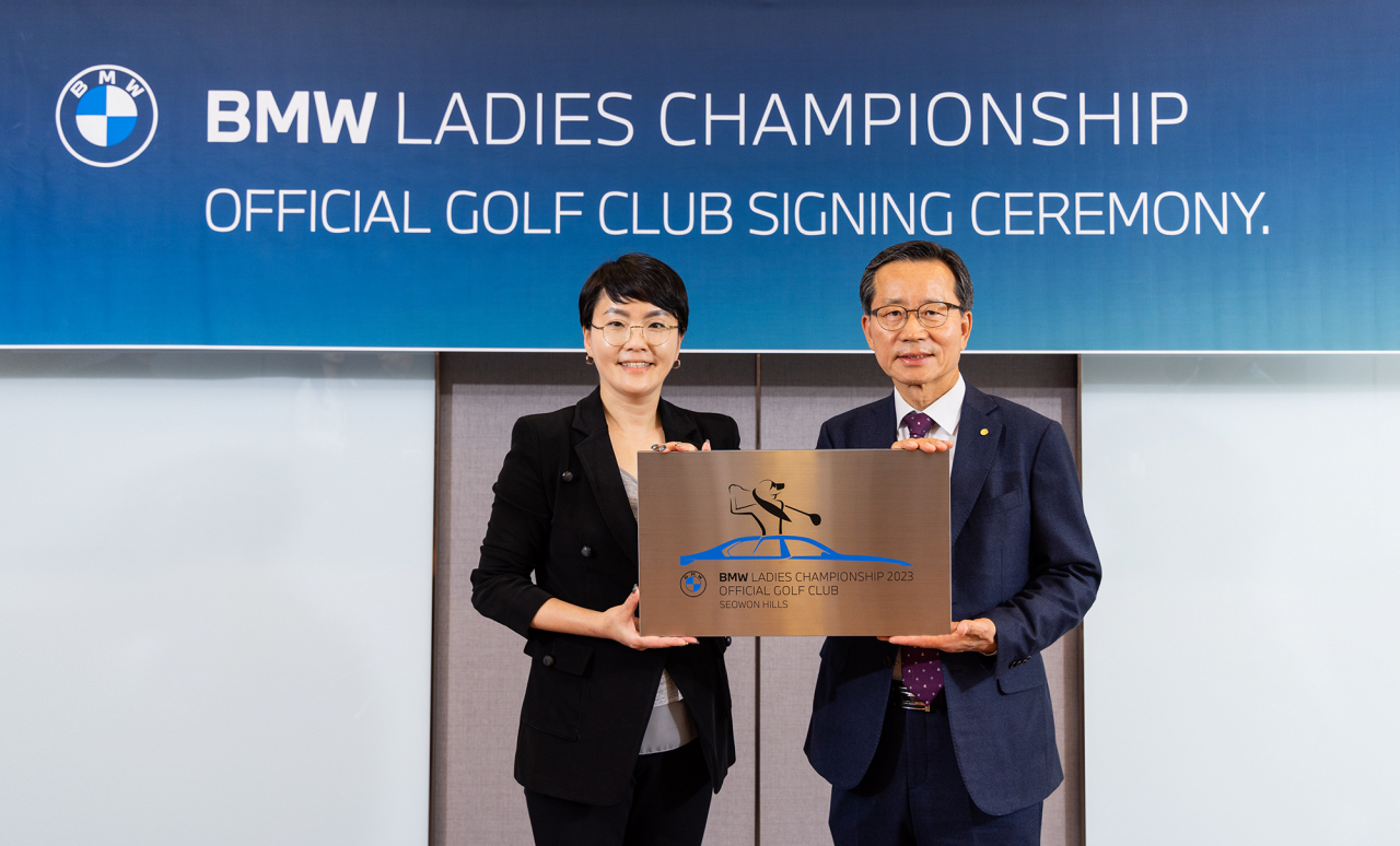 BMW코리아 주양예 본부장(좌)과 서원밸리CC 이석호 대표.[BMW코리아 제공]