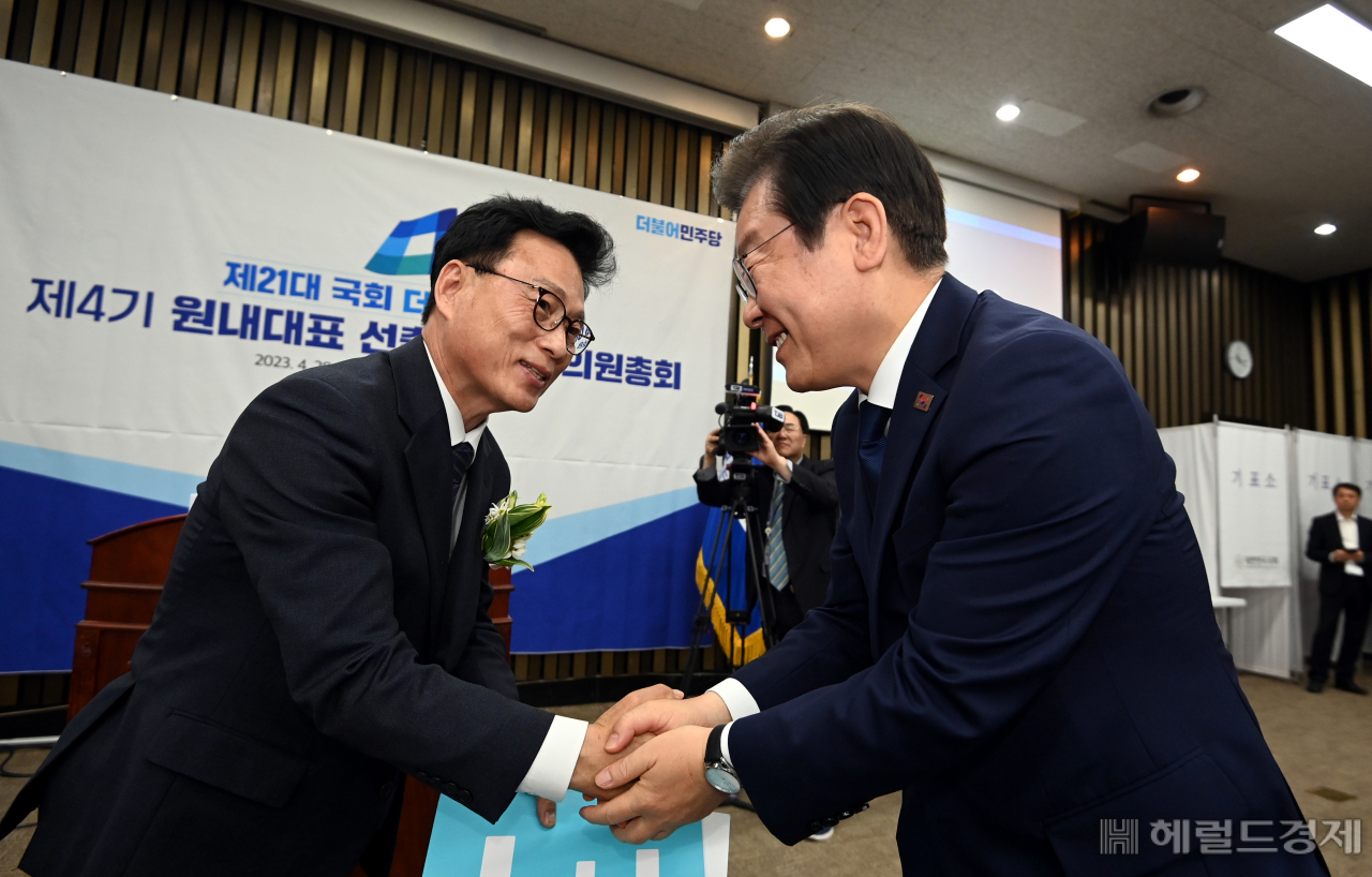 박광온 신임 더불어민주당 원내대표가 28일 서울 여의도 국회에서 열린 원내대표 선출을 위한 의원총회에서 이재명 대표로 부터 축하를 받고 있다. 국회사진기지단