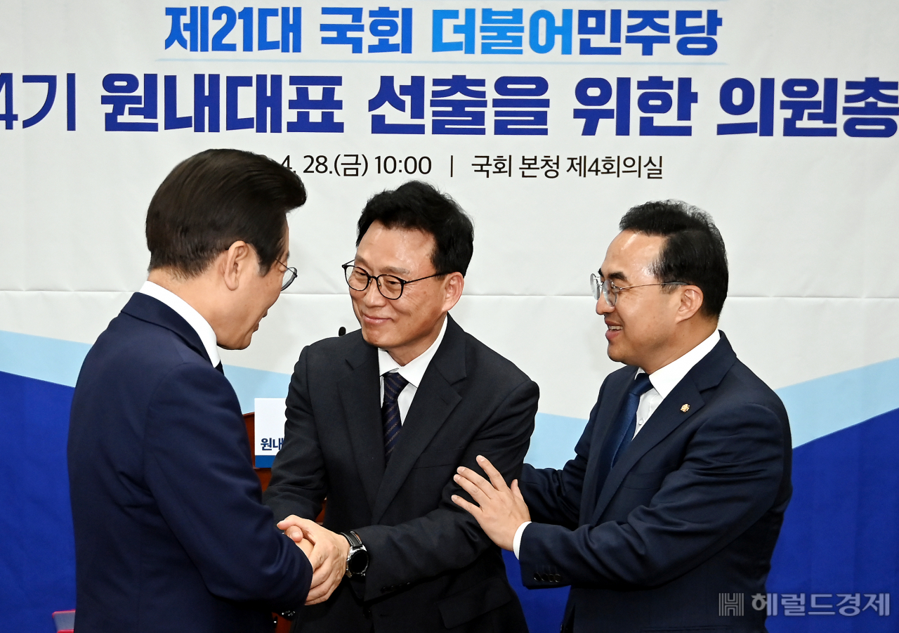 박광온 신임 더불어민주당 원내대표가 28일 서울 여의도 국회에서 열린 원내대표 선출을 위한 의원총회에서 이재명 대표 및 박홍근 전 원내대표로부터 축하를 받고 있다. 국회사진기지단