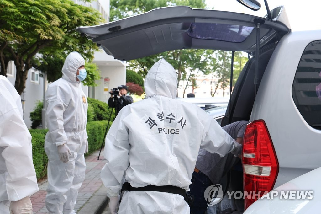 28일 2명이 숨진 채 발견된 전북 전주시 한 아파트에서 경찰이 증거물을 차에 싣고 있다.[연합]