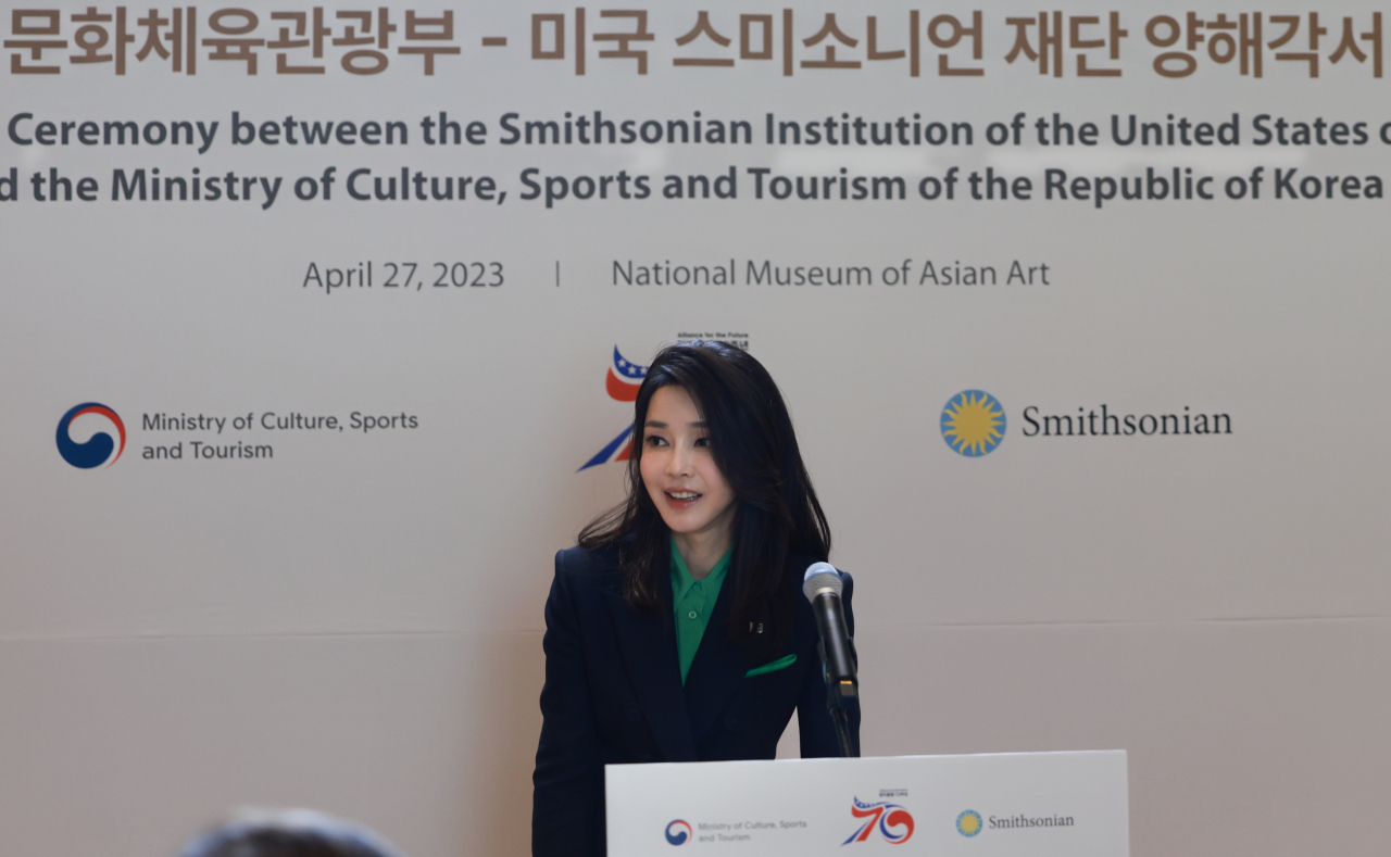 미국을 국빈 방문한 윤석열 대통령의 부인 김건희 여사가 27일(현지시간) 워싱턴DC 국립아시아예술박물관에서 열린 문화체육관광부와 미국 스미스소니언재단간의 양해각서 체결식에서 인사말하고 있다. [연합]