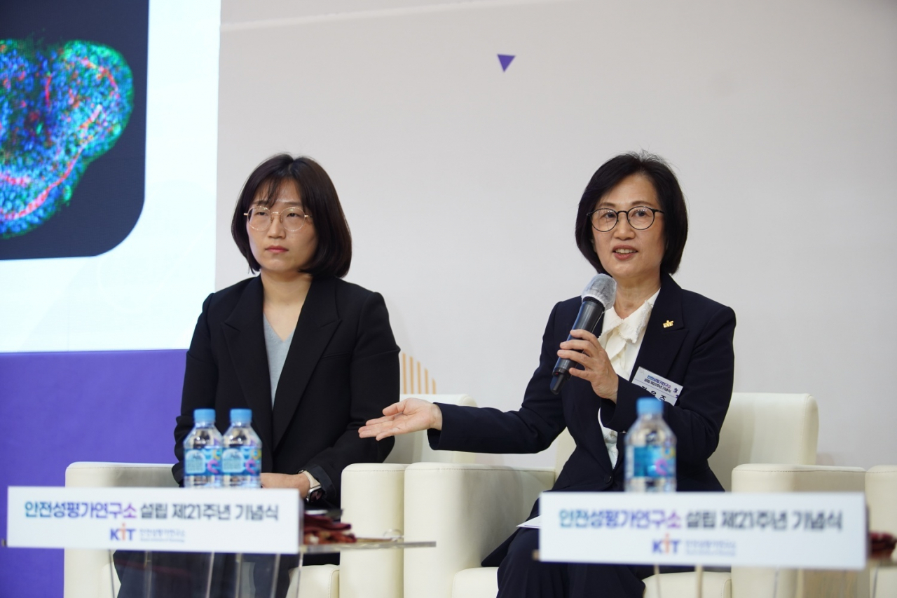 정은주 안전성평가연구소 소장이 토크콘서트에서 이야기를 나누고 있다.[안전성평가연구소 제공]
