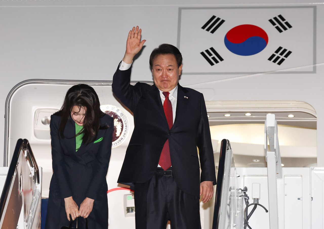 미국을 국빈 방문 중인 윤석열 대통령과 김건희 여사가 27일(현지시간) 워싱턴DC 인근의 앤드루스 공군기지에서 보스턴으로 향하는 공군 1호기에 탑승해 환송객들에게 인사하고 있다. [연합]