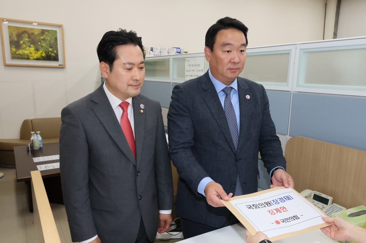 국민의힘 장동혁 원내대변인(왼쪽)과 정희용 원내대표비서실장이 28일 오전 국회 의안과에 국회의원 장경태 징계안을 제출하고 있다. [연합]