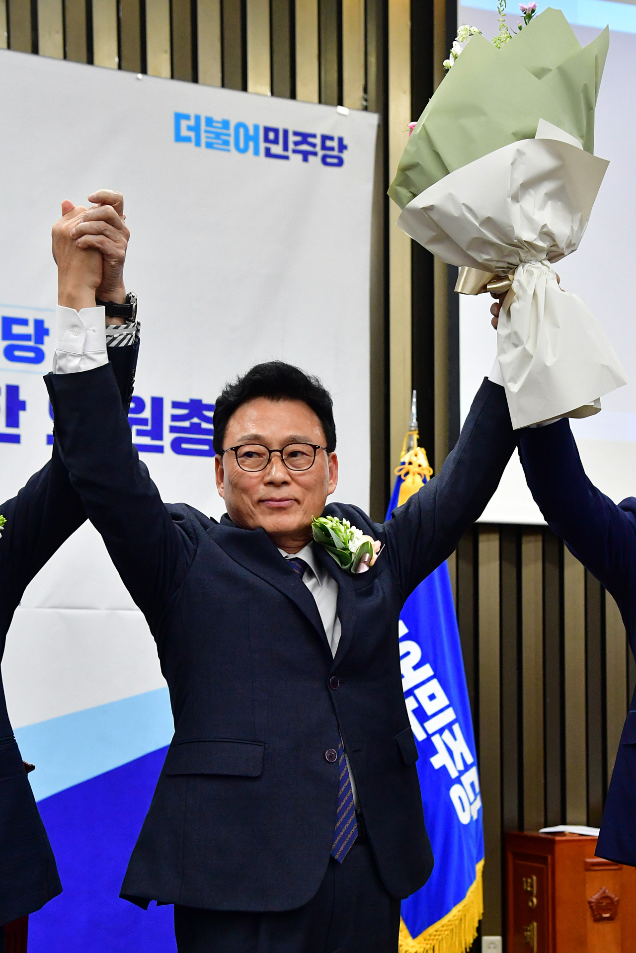 28일 서울 여의도 국회에서 열린 제21대 국회 더불어민주당 '제4기 원내대표 선출을 위한 의원총회'에서 선출된 박광온 신임 원내대표가 꽃다발을 들어보이고 있다. 국회사진기지단