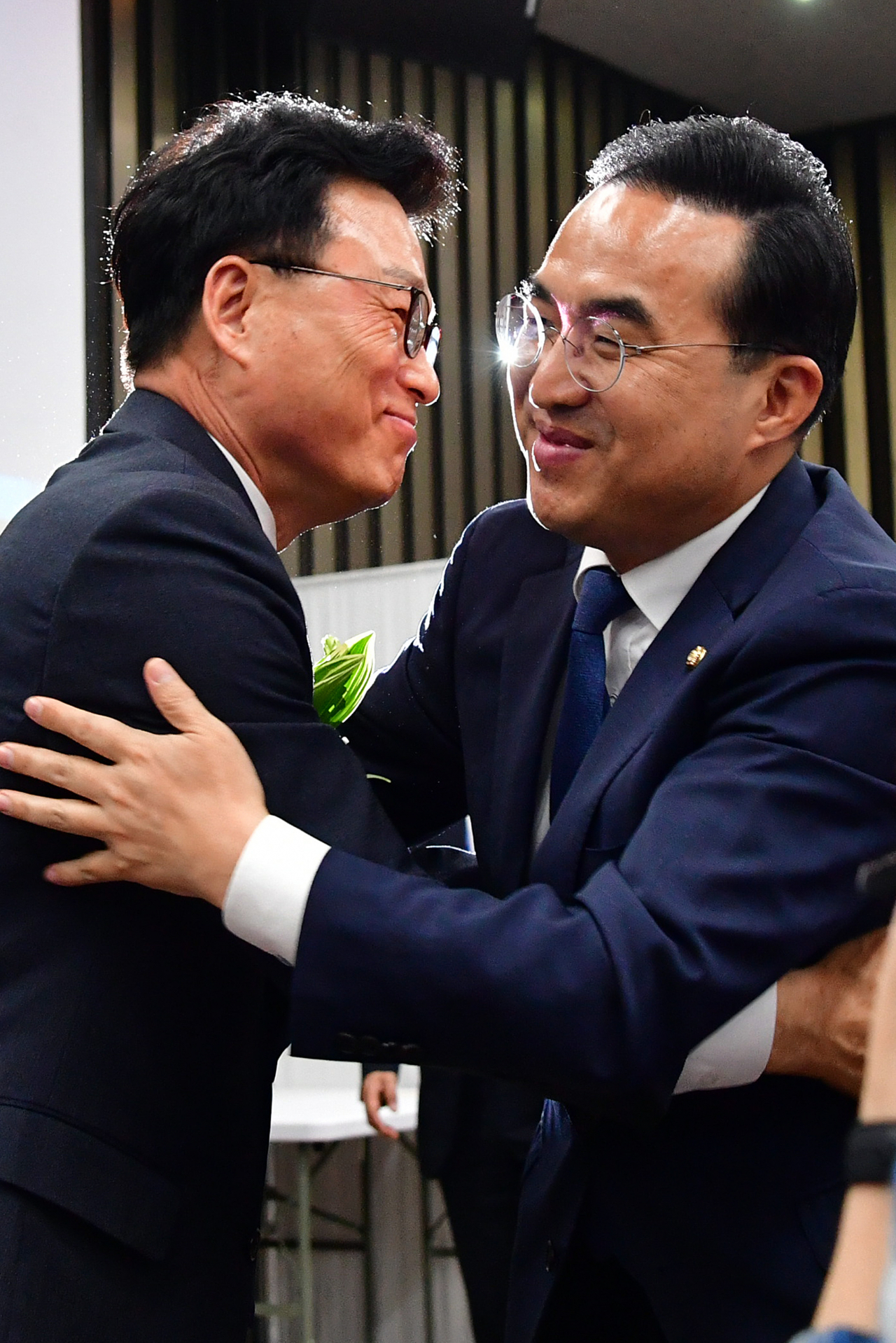 28일 서울 여의도 국회에서 열린 제21대 국회 더불어민주당 '제4기 원내대표 선출을 위한 의원총회'에서 선출된 박광온 신임 원내대표가 박홍근 전 원내대표와 포옹을 하고 있다. 국회사진기지단