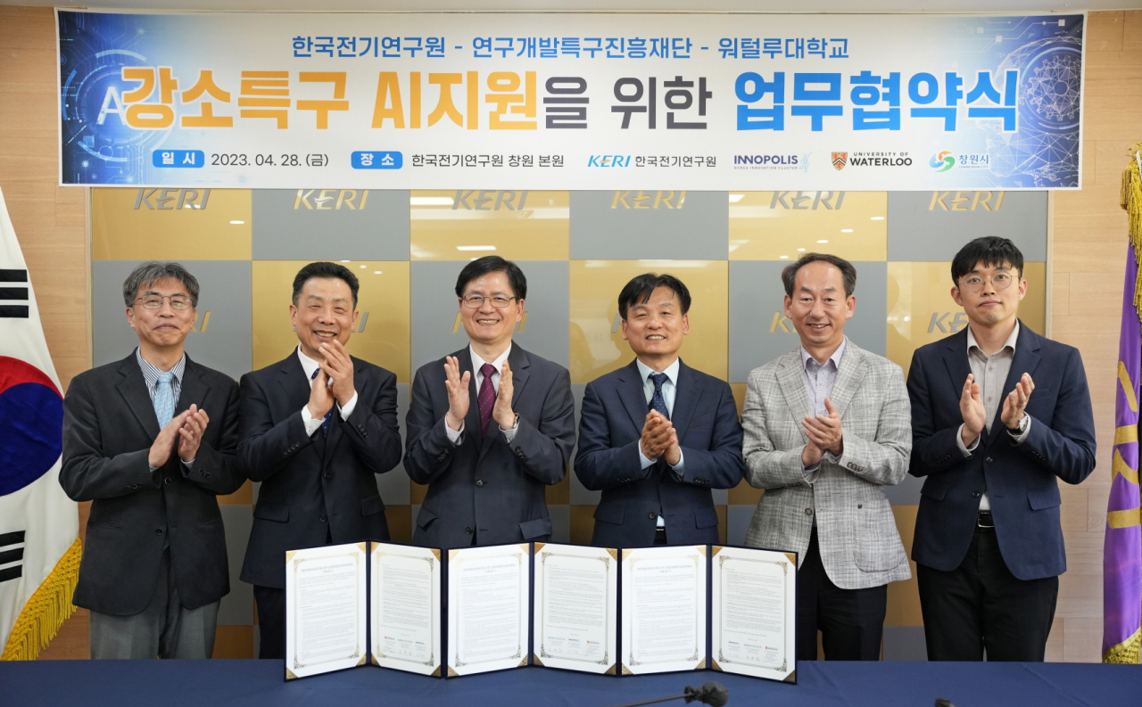 28일 열린 한국전기연구원, 연구개발특구진흥재단, 캐나다 워털루 대학 ‘강소특구 AI 지원을 위한 업무 협약식’. 권혁주(왼쪽 두번째부터) 워털루대 교수, 김남균 한국전기연구원 원장, 강병삼 연구개발특구진흥재단 이사장.[한국전기연구원 제공]