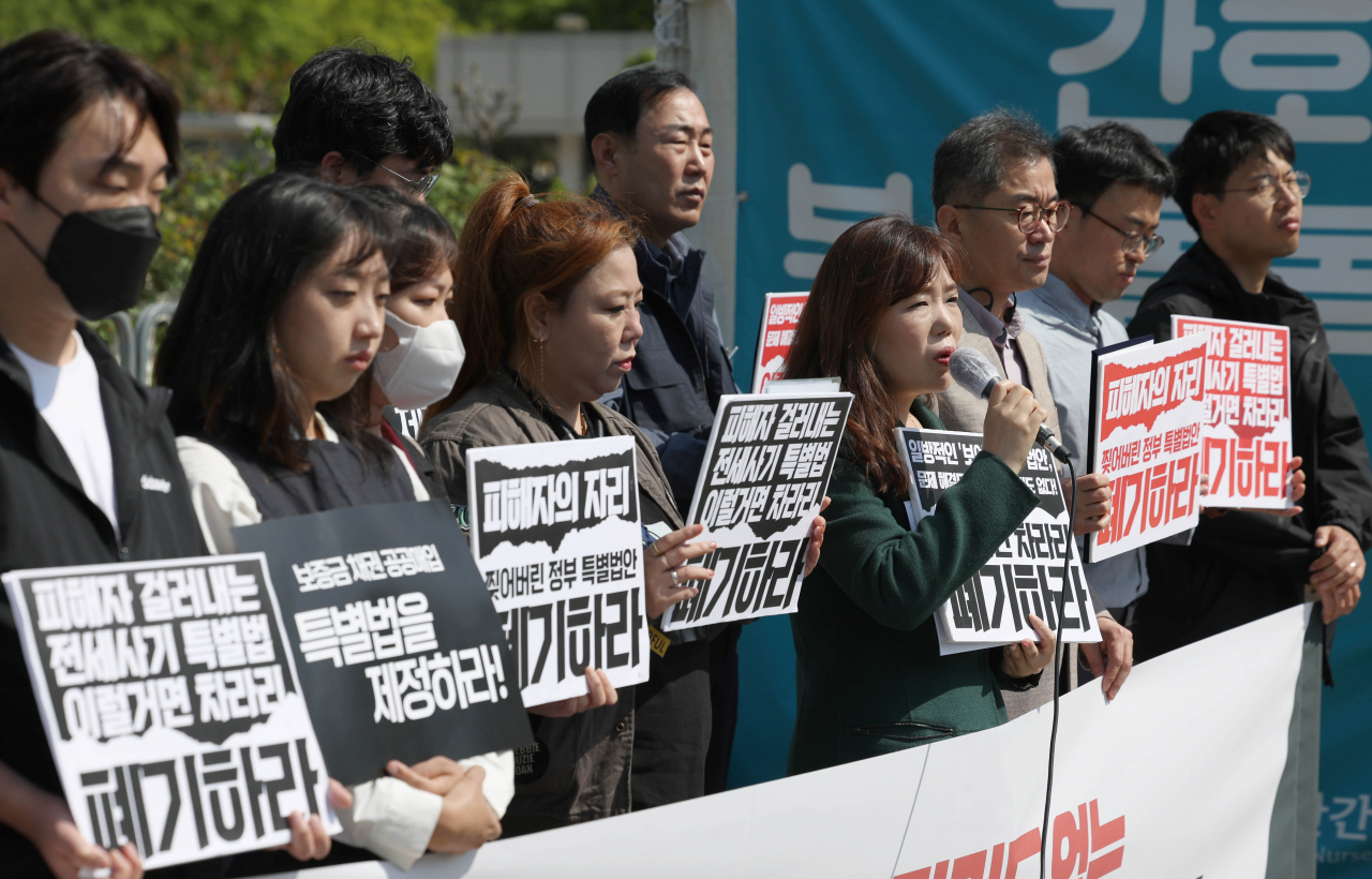 28일 국회 앞에서 전세사기 깡통전세 피해자 전국대책위 주최로 정부 전세사기 특별법안 비판 기자회견이 열리고 있다. 연합뉴스