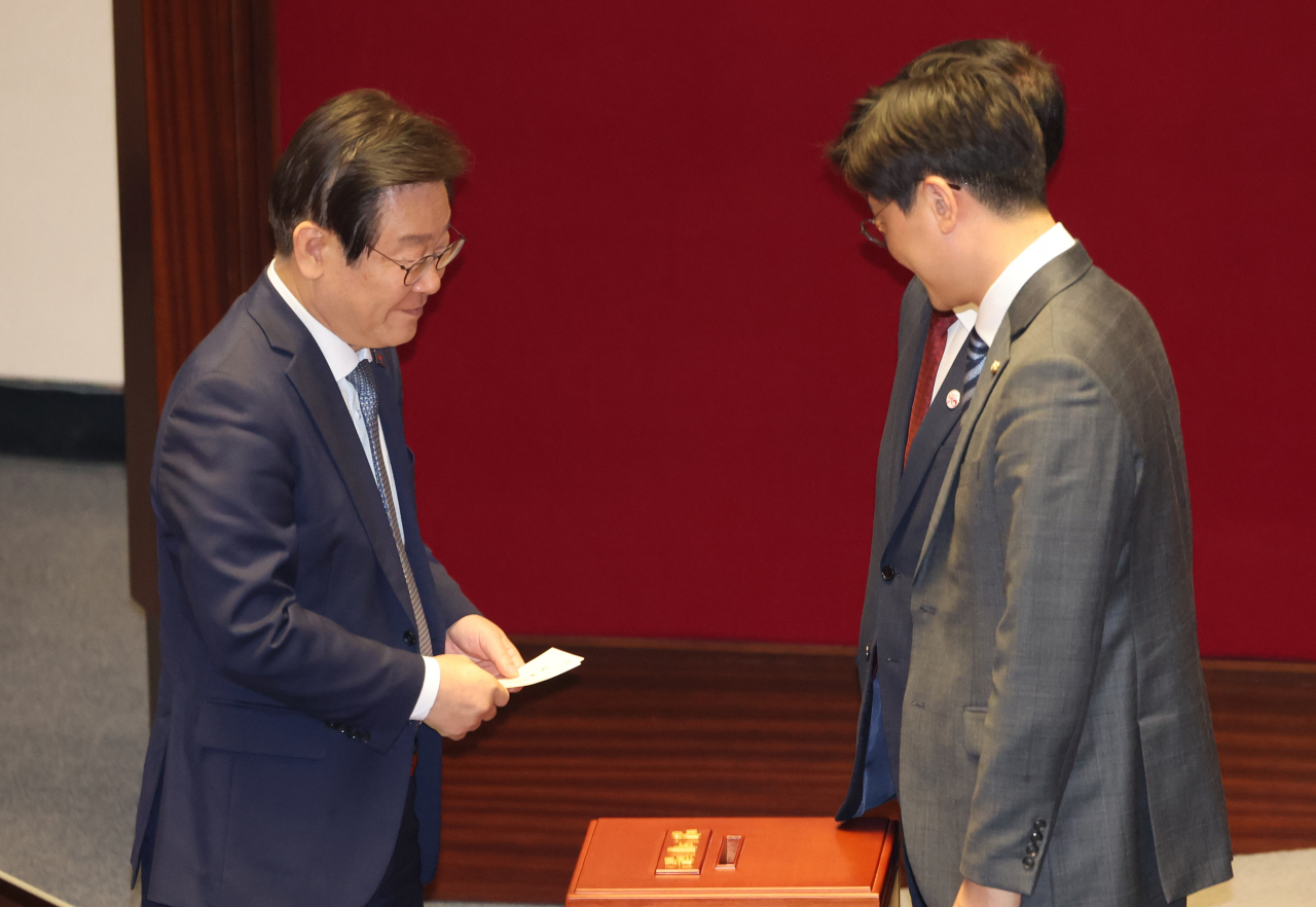 민주당 이재명 대표가 27일 국회 본회의에서 투표를 하고 있다. [연합]