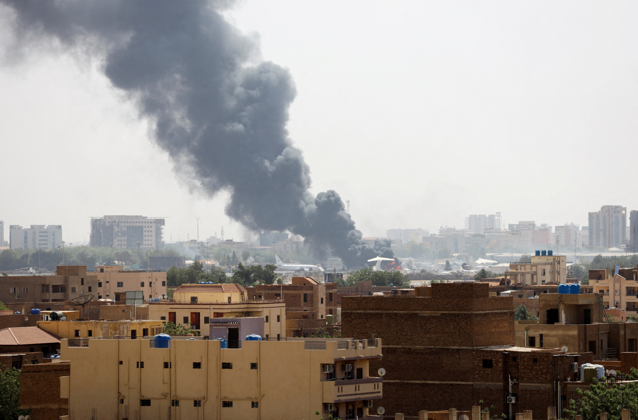 Smoke rises from burning aircraft inside Khartoum Airport during clashes between the paramilitary Rapid Support Forces and the army in Khartoum, Sudan on April 17. (Reuters-Yonhap)