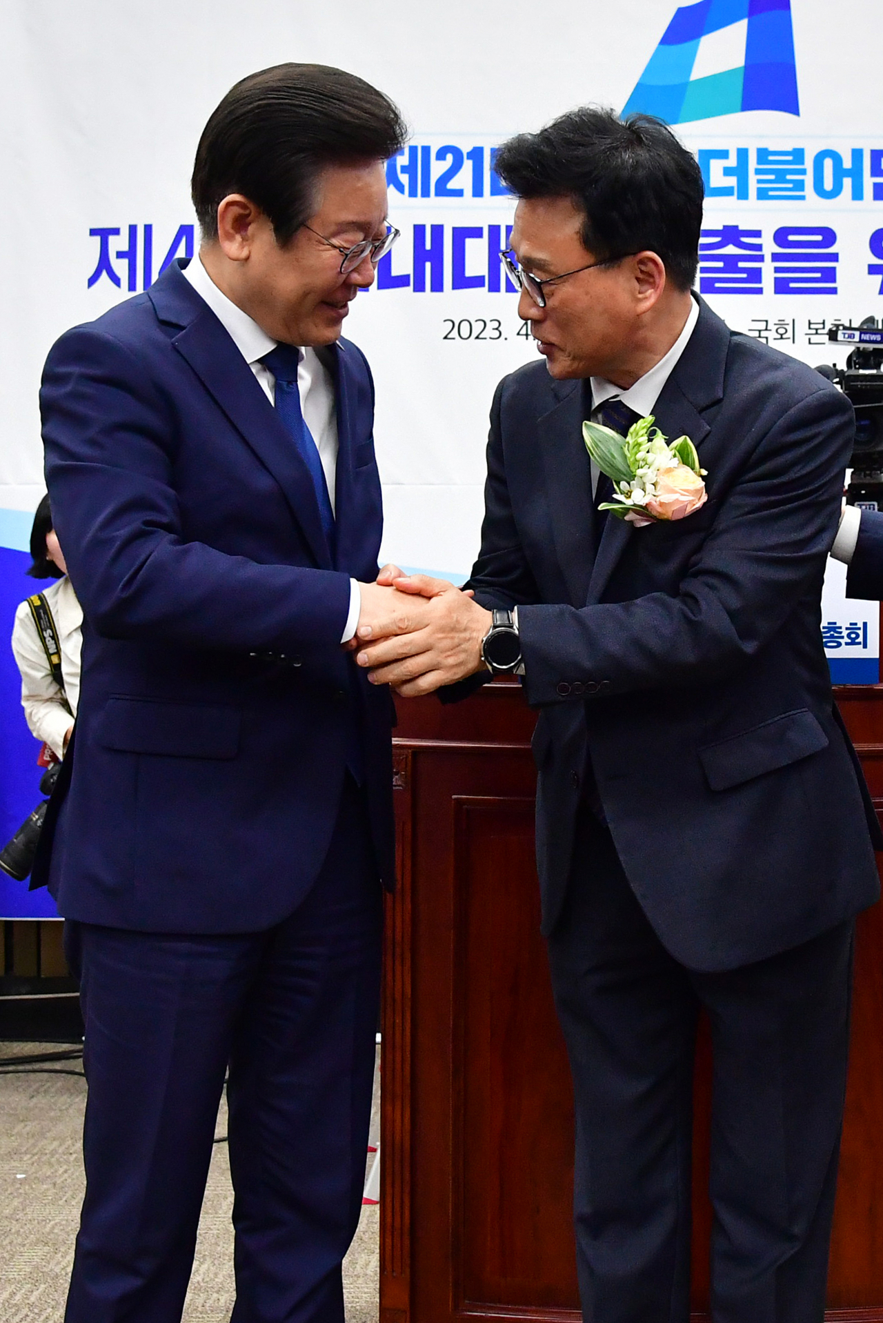 28일 서울 여의도 국회에서 열린 제21대 국회 더불어민주당 '제4기 원내대표 선출을 위한 의원총회'에서 선출된 박광온 신임 원내대표가 이재명 대표와 인사를 하고 있다. 국회사진기자단