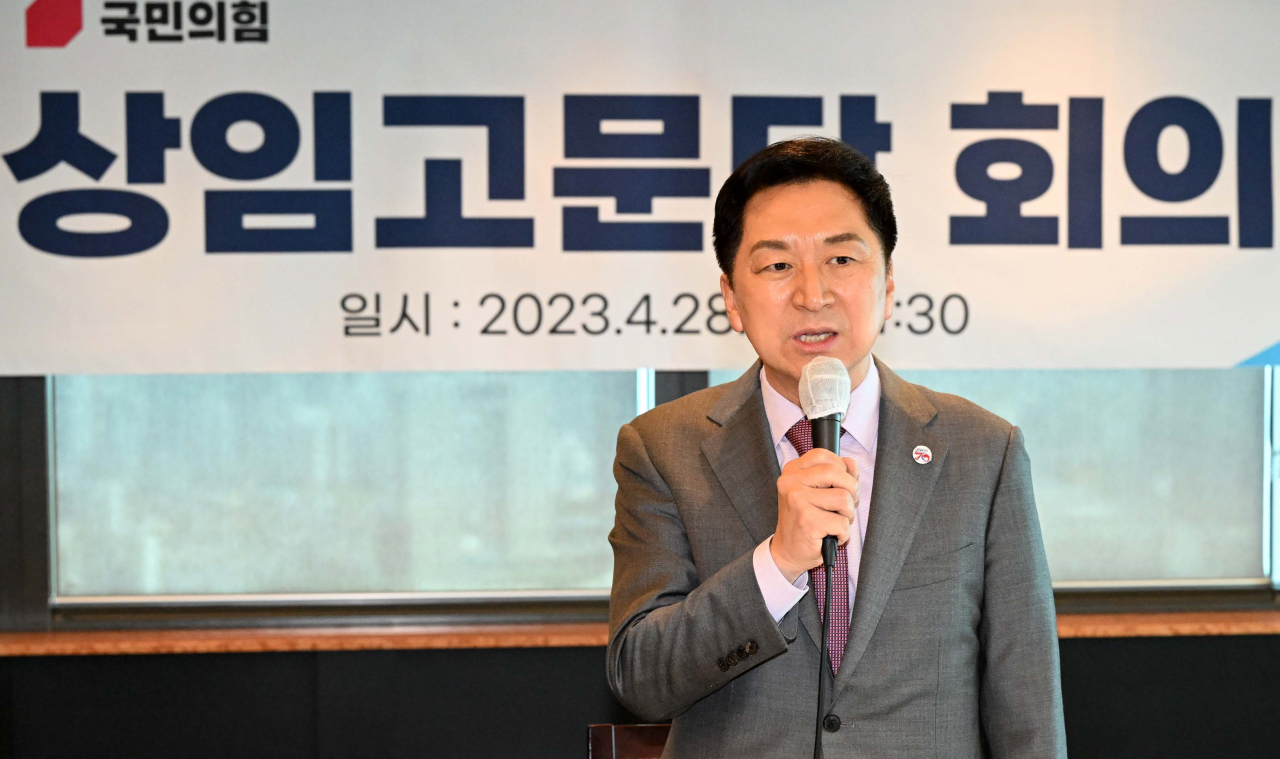 28일 서울 여의도의 한 식당에서 열린 국민의힘 상임고문단 회의에서 김기현 당 대표가 발언하고 있다. [연합]